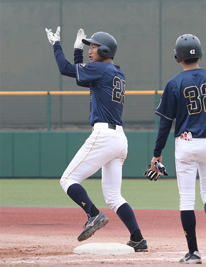 9回に適時打を放ち、手をたたく愛工大の相原