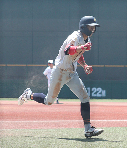 5回、本塁に生還して喜ぶ愛院大の山田