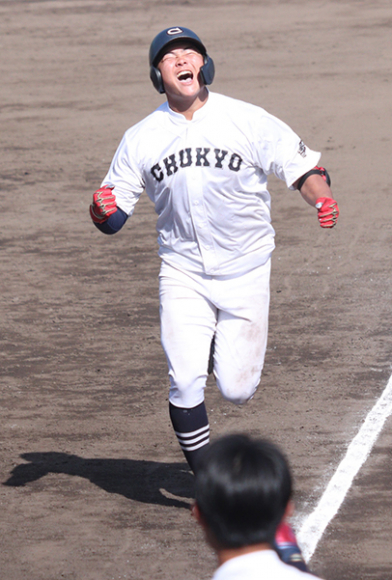 勝ち越しの本塁打を放ち、笑顔を見せる中京大の川瀬