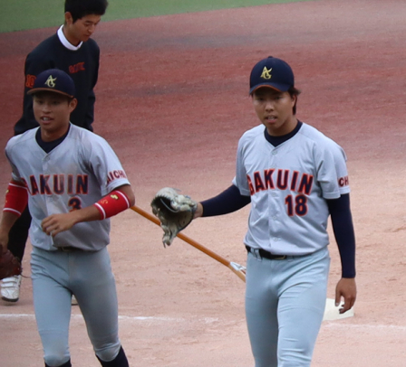 ６回途中３失点にまとめ、チームを勝利に導いた愛院大・河野（右）