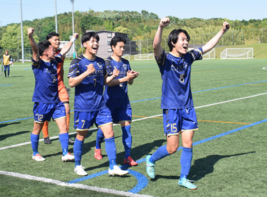 ２年ぶりの優勝を果たし、喜ぶ光本選手（右）ら中京大イレブン＝日進市の口論義運動公園で