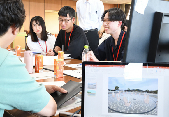 装飾のテーマについて議論する学生たち＝名古屋市中区で