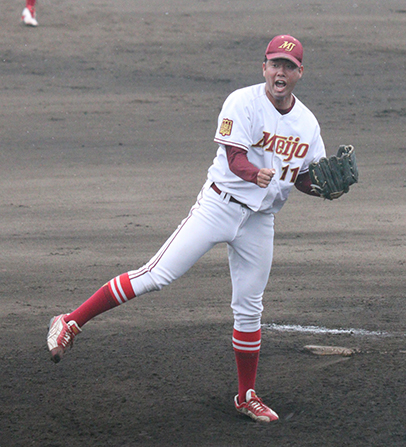 ７回、空振り三振に仕留め、ほえる名城大の久保