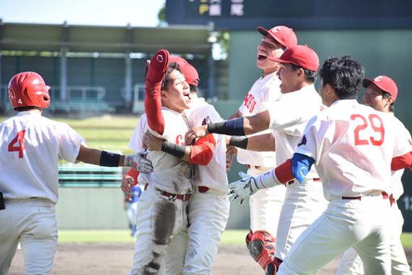 延長11回にサヨナラのホームを踏んだ田中(中央)に駆け寄る中部学院大ナイン=長良川球場で(石曽根和花撮影)
