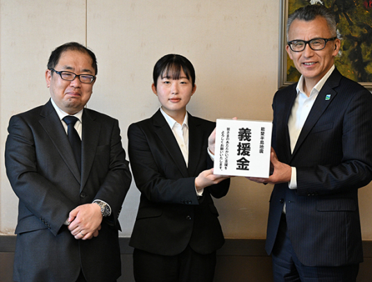 山下市長（右）に義援金を手渡す森田さん（中）と大藪教授＝関市役所で