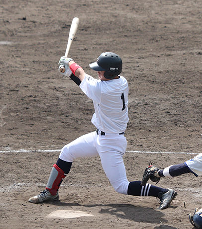 3回に先制の適時打を放つ中京大の秋山