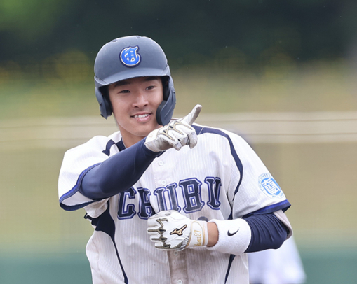 ６回に左越えの勝ち越しソロ本塁打を放ちポーズをとる中部大の猪熊