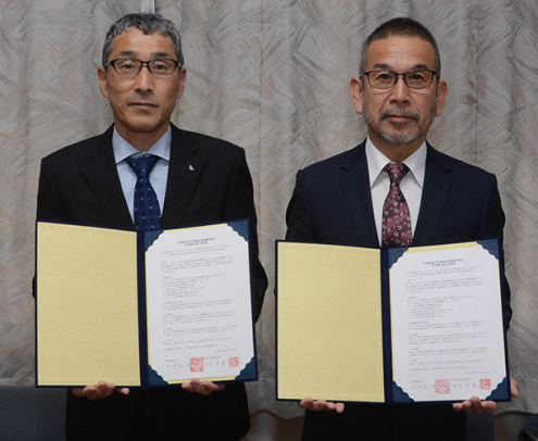 連携協定に調印した平井校長（左）と大谷学長＝愛西市の佐屋高で