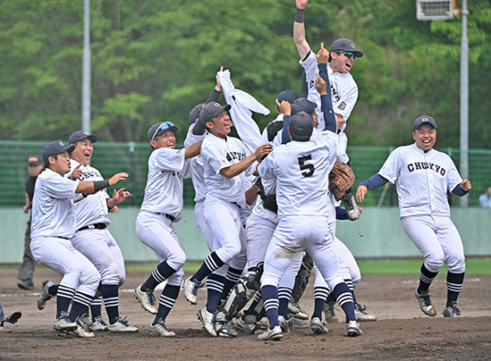 中部大に勝利して優勝を決め、歓喜の中京大ナイン＝愛知県日進市の名城大グラウンドで