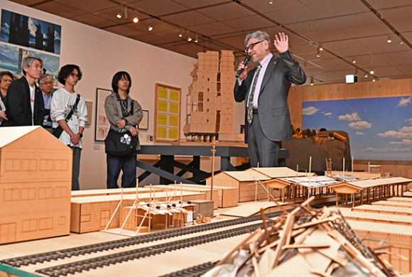 「庵野秀明展」の会場で、学生たちの質問に答える庵野さん（右）＝名古屋・金山の金山南ビル美術館棟で