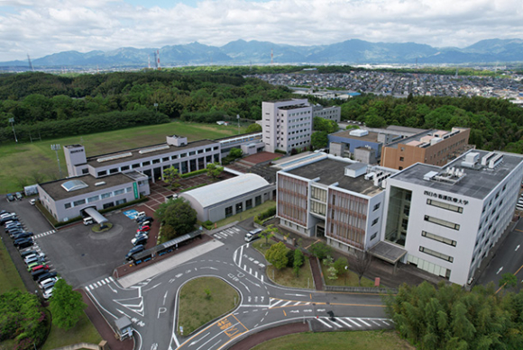 四日市看護医療大に隣接する四日市大のキャンパス＝四日市市萱生町で（ドローンから）
