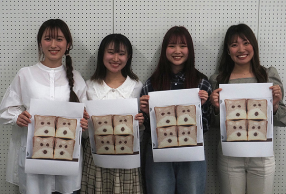 試作品の写真を手にする（左から）川畑さん、吉田さん、森本さん、米沢さん＝長浜市の長浜バイオ大で