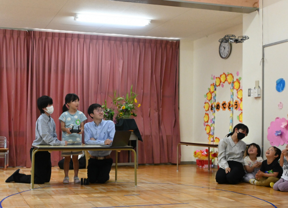 学生に教えてもらいながらドローンを操作する子ども＝尾張旭市の稲葉保育園で