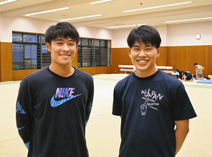 チームキャプテンの土井さん（右）と後輩を見守る主将の村地さん＝安八町氷取のＯＫＢ体操アリーナで