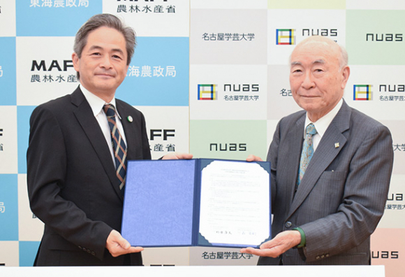 協定書に署名した東海農政局の森局長（左）と、名古屋学芸大の杉浦学長＝日進市の名古屋学芸大で