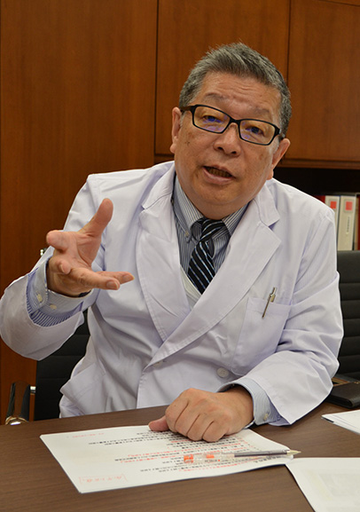 宇宙と歯の研究について話す愛知学院大の前田初彦教授＝名古屋市千種区で