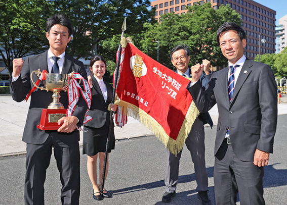 優勝報告に訪れた中京大の（左から）桑原主将、平田沙椰マネジャー、桜井伸二部長、半田監督＝中日新聞社で