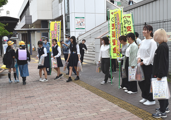 自転車乗車時のヘルメット着用を呼び掛ける至学館大や桃陵高の生徒ら