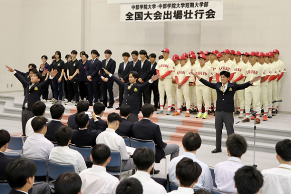 壇上でエールを受ける選手ら＝関市桐ケ丘の中部学院大関キャンパスで