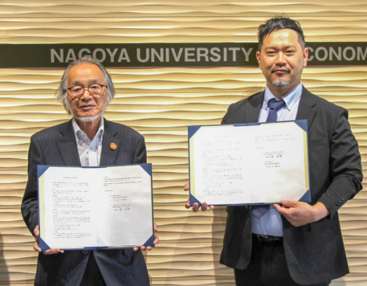 地域社会の発展に向けた協定を結んだ佐分学長（左）と関代表理事＝犬山市の名古屋経済大で（同大提供）