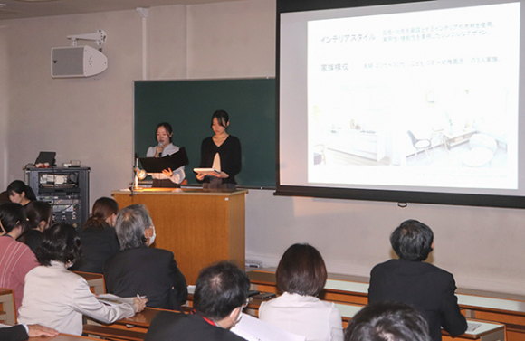 県営住宅のリノベーションプランを発表する学生ら＝岐阜市太郎丸の岐阜女子大で