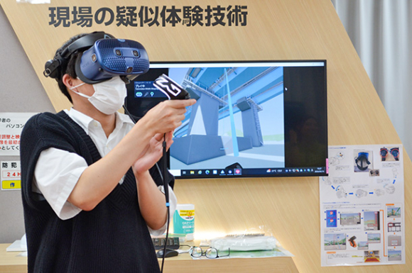 ＶＲ技術を体験する名城大の学生＝名古屋市東区の中部技術事務所で