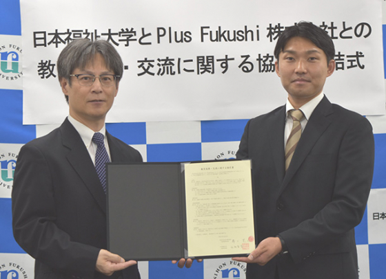 教育連携や交流に関する協定を結んだ谷地学部長（左）と溝口社長＝東海市の日本福祉大東海キャンパスで