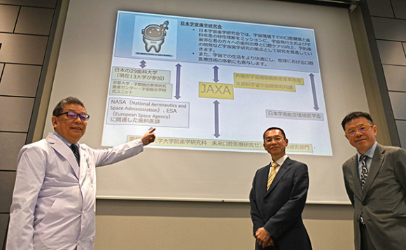 宇宙歯学研究部門が設置された愛知学院大の（左から）前田教授、木村学長、本田雅規歯学部長＝名古屋市千種区の同大で