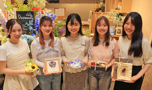 日比谷花壇とコラボして新商品を開発した名城大の学生たち＝中村区の日比谷花壇ＫＩＴＴＥ名古屋店で