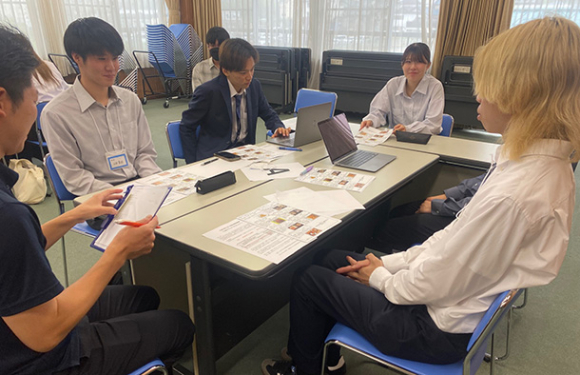 特産品のＰＲ動画の内容などを話し合う学生たち＝日進市商工会で