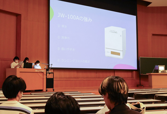 業務用小型食洗機の宣伝企画を紹介する学生たち