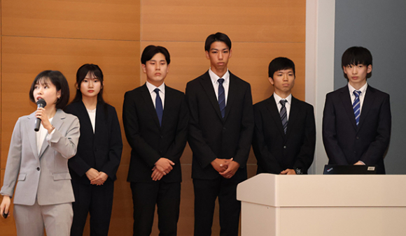 大学の魅力向上に向けた企画を発表する学生たち＝名古屋市昭和区の中京大で