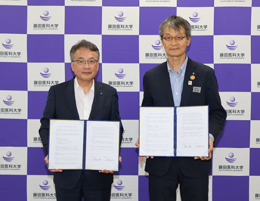 包括協定を結んだ湯沢学長(左)と飯田教育長=愛知県庁で