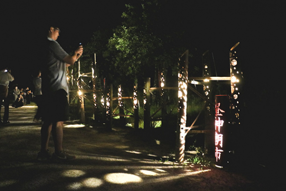 竹明かりがともる会場＝阿智村で