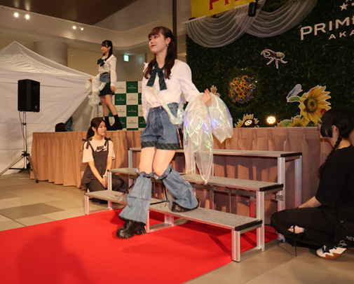 ランウェイを歩く東野さん＝日進市のプライムツリー赤池で