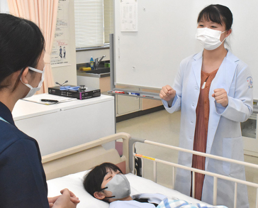 下級生に看護技術を教える3年生(右)=一宮市の修文大で