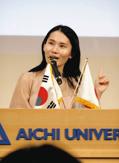 日本と韓国の関わりについて思いを発表する出場者＝名古屋市中村区で