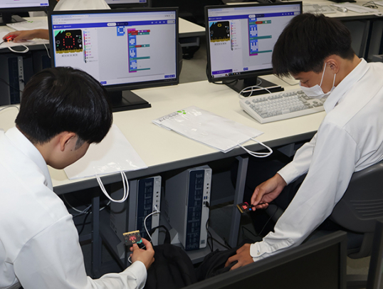 プログラミングで作ったじゃんけんゲームを試す生徒たち＝大垣市の岐阜協立大で