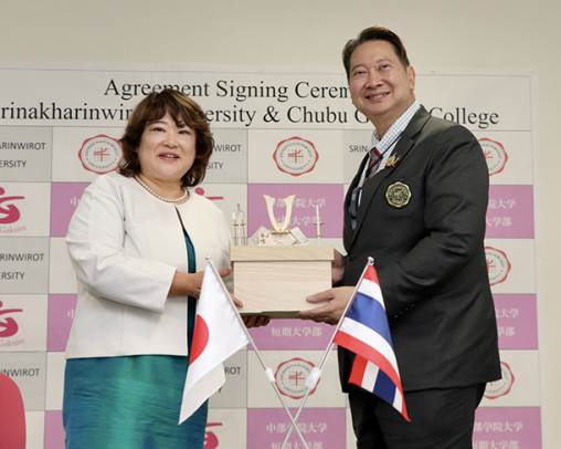 協定を記念してサンティワタナクン学長(右)に美濃和紙のかぶとを贈る片桐学長=関市で