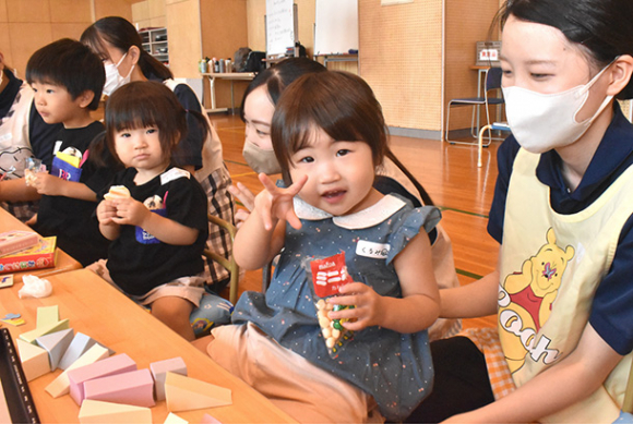 地域の子どもたちと遊ぶ学生(右)ら=一宮市の修文大で
