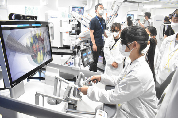 Ｈｕｇｏの操作を体験する子どもたち＝豊明市の藤田医科大で