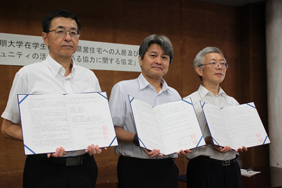 協定書をかわした県建築局の成田局長（右）と同朋大の福田学長（中）、県住宅供給公社の成瀬一浩理事長＝県庁で