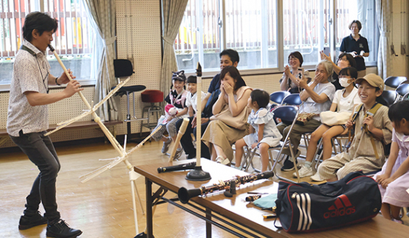 身近な物で音を奏でる橋本教授=中村区の名古屋音楽大で