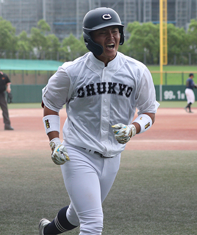 8回、勝ち越しの3ランを放ち雄たけびを上げる中京大の秋山