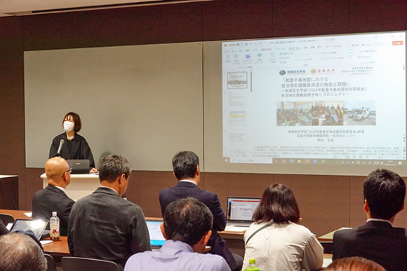 被災地に派遣された応援職員への聞き取り調査結果を報告する柄谷教授=名古屋市天白区の名城大で