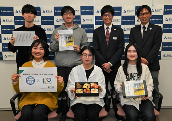 「やさのん弁当」を開発した愛知大の学生と豊橋鉄道の担当者=豊橋市町畑町の同大豊橋キャンパスで