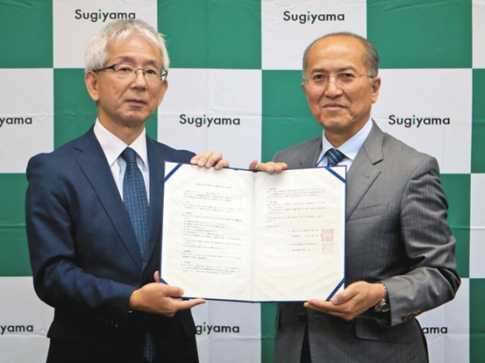 協定書に署名した黒田学長(右)と河島理事=千種区の椙山女学園大で