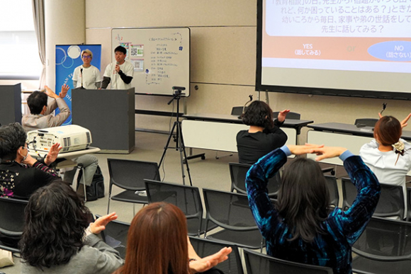 カードゲームを通してヤングケアラーへの理解を深める参加者=熱田区の名古屋国際会議場で