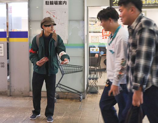 通行人にチラシを配る大学生（左）＝四日市市安島のふれあいモールで