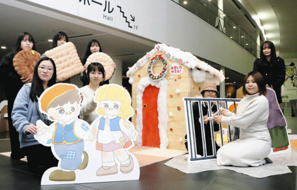 展示を制作した学生ら=岡崎市康生通西の図書館交流プラザりぶらで